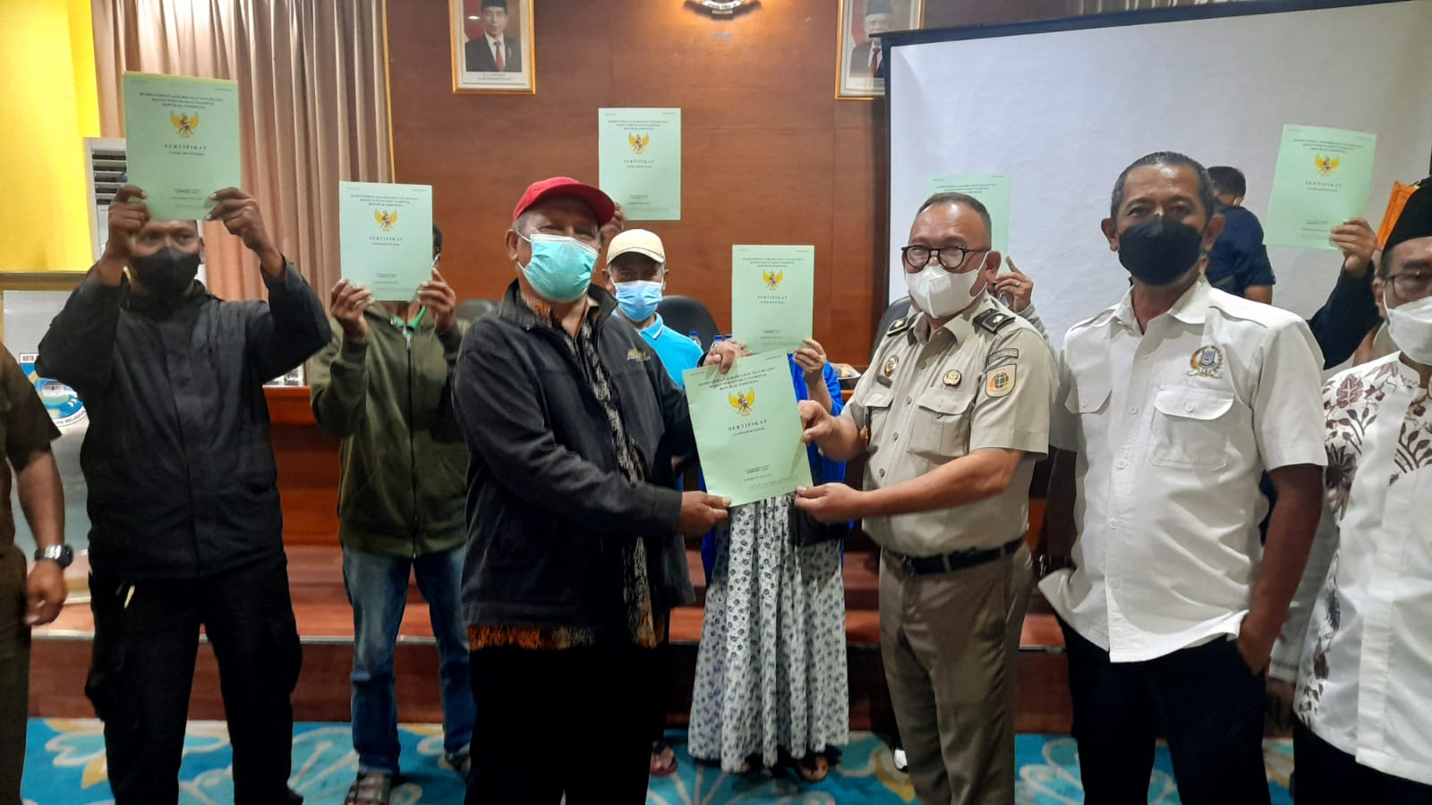 <p>Sekretaris Komisi 1DPRD Kota Tangsel menyerahkan sertifikat PTSL kepada warga Pamulang, Senin (27/12/21)</p>
