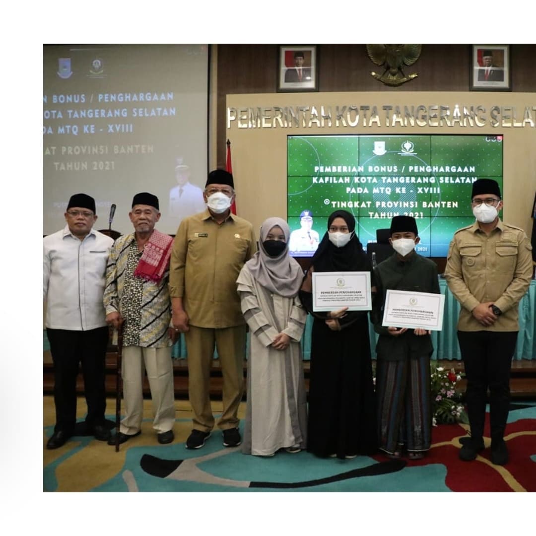 <p>Walikota Tangsel, Benyamin Davnie menyerahkan penghargaan apresiasi kepada Kafilah yang menjadi juara MTQ Banten, Selasa (28/11/21)</p>
