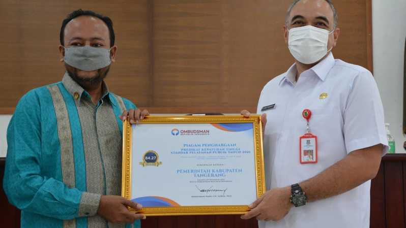 <p>Kepala Ombudsman RI Perwakilan Provinsi Banten Dedy Irsan memberikan penghargaan pelayanan publik terbaik 2021 ke Bupati Tangerang Ahmed Zaki Iskandar.</p>
