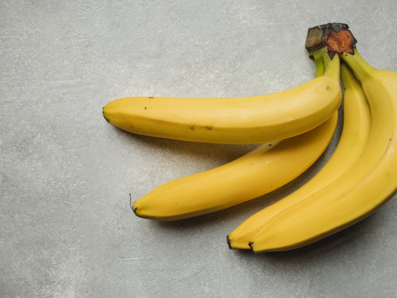 <p>Seperti beri lainnya, pisang terdiri dari tiga lapisan berdaging, yakni : kulit luar, bagian tengah yang empuk dan bagian terdalam yang terdapat biji. (C) Anastasia Eremina on Unsplash</p>
