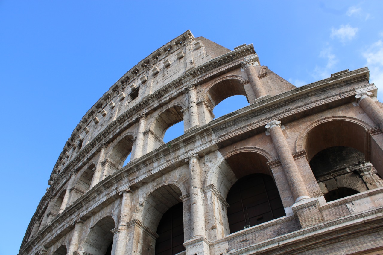 <p>Colosseum merupakan amfiteater terbesar di dunia yang dibangun pada tahun 72 M dan selesai pada 80 M (C) Lorenzo Marinelli on Unsplash</p>
