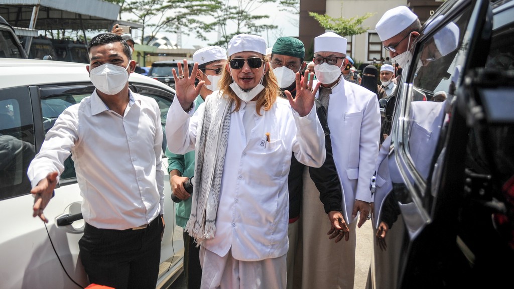 <p>Penceramah Bahar Smith (tengah) memberikan keterangan kepada media saat tiba di Polda Jabar untuk menjalani pemeriksaan di Bandung, Jawa Barat, Senin (3/1/2022). Foto: Raisan Al Farisi/Antara Foto</p>
