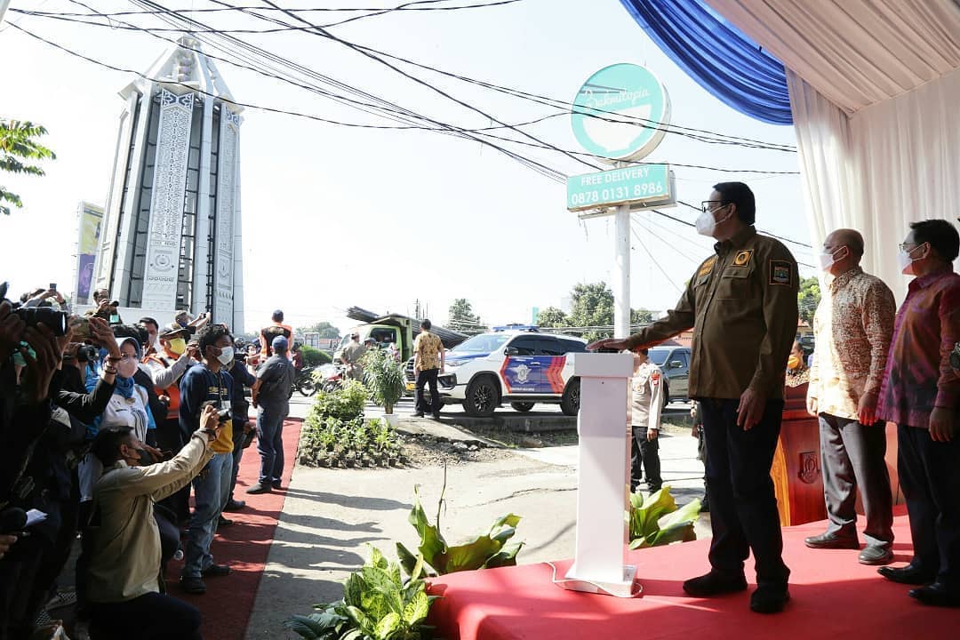 <p>Foto: Gubernur Banten, Wahidin Halim saat meresmikan Tugu Pamulang di Tangsel, Sabtu (8/1) (c) @biroadpimsetdabanten</p>

