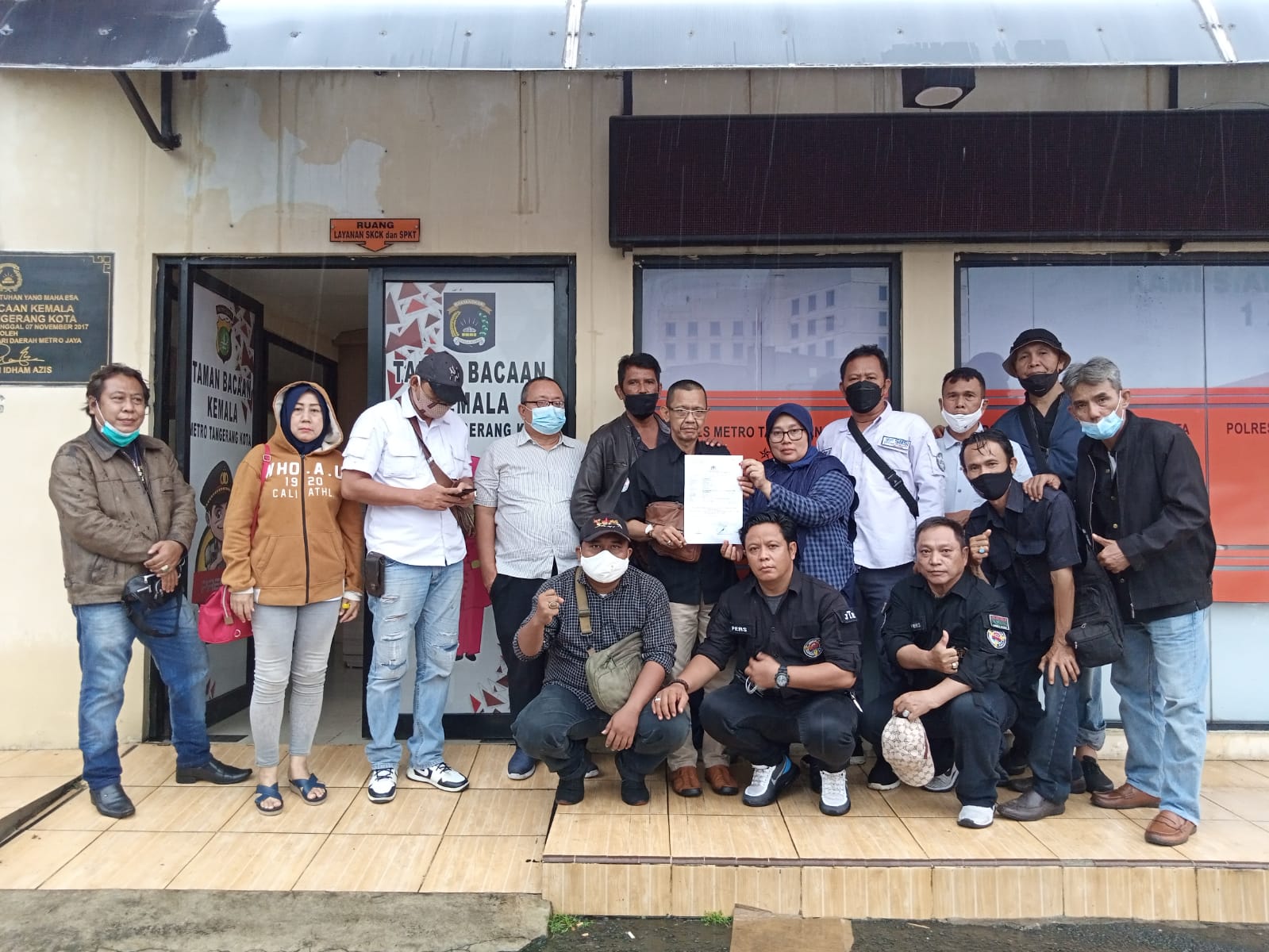 <p>Foto: Ayu Kartini bersama pengurus JTR dan SMSI usai melaporkan oknum wartawan yang memfitnahnya lewat pemberitaan, Selasa (12/1/22)</p>
