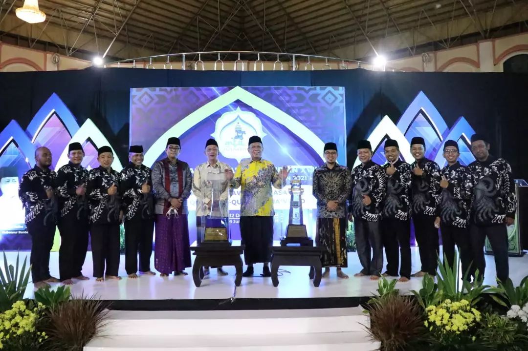 <p>Walikota Tangsel, Benyamin Davnie saat menerima penghargaan juara MTQ Banten ke 20. Foto; IG/lptqtangsel</p>
