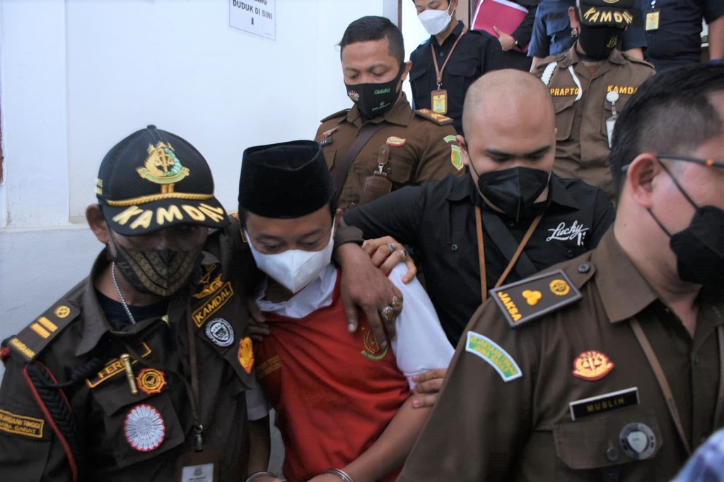 <p>Predator seksual Herry Wirawan saat menghadiri pembacaan tuntutan oleh jaksa di PN Bandung pada Selasa (11/1). Foto: Dok: Kejati Jabar</p>
