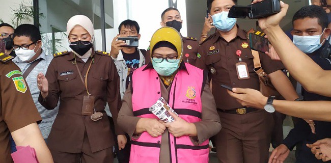 <p>Ketua KONI Tangsel Rita Juwita memakai rompi pink tertunduk lesu saat keluar dari Gedung Kejari Tangsel</p>
