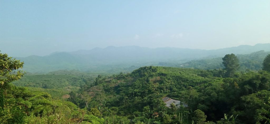 Panorama pegunungan di jalur alternatif Cianten - Sukabumi  (Foto: Jurnalistika)