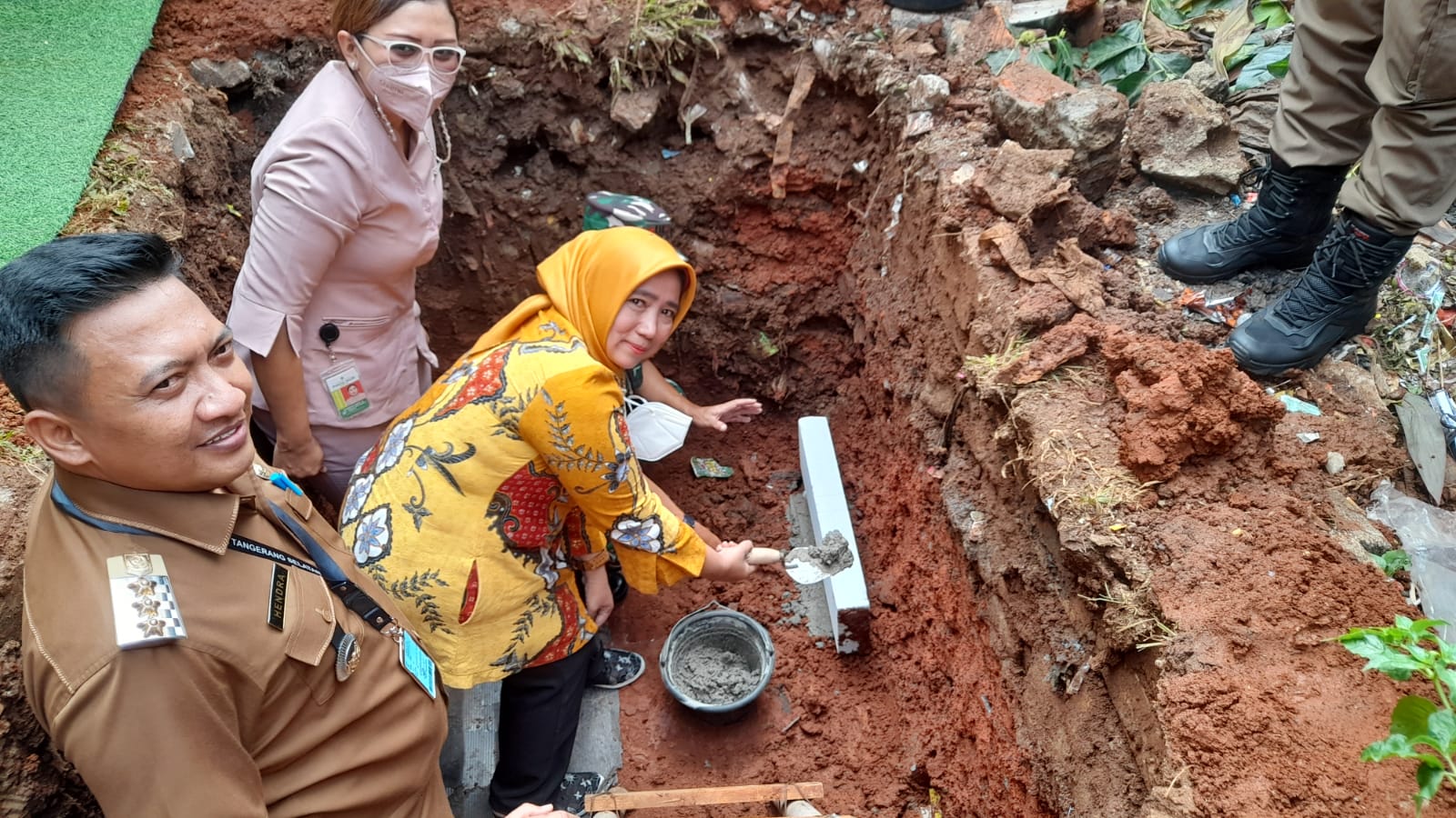 Lewat Program CSR, RSPI Bintaro Bantu Warga Pondok Aren Bangun Jamban