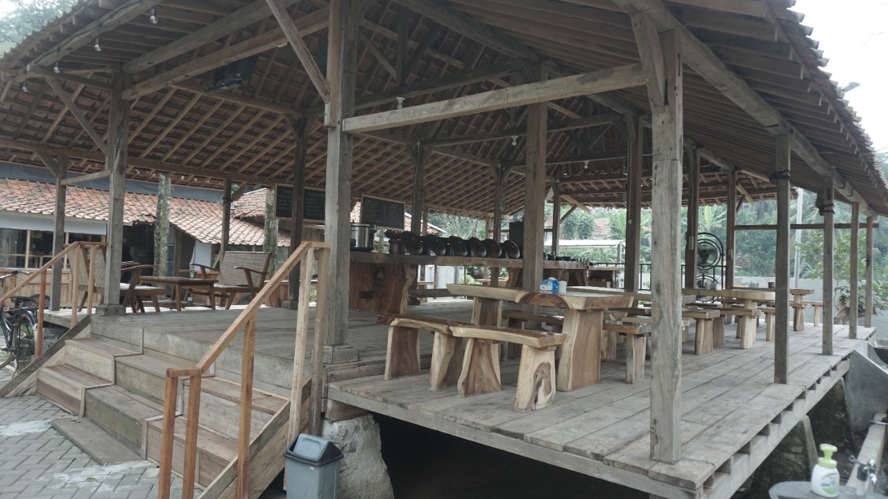 Menikmati Kuliner dengan Nuansa Tradisional di Kebon Joglo Muncul