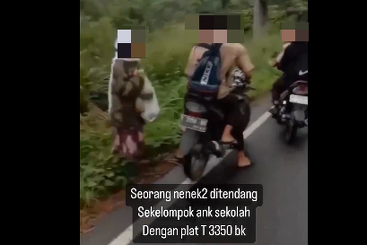 Tangkapan layar video viral pelajar tendang nenek di Tapanuli Selatan (twitter @Askrlfess)
