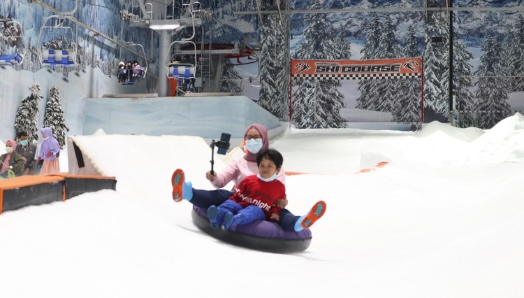anak dan ibu bermain ski di area bermain salju tran snow world