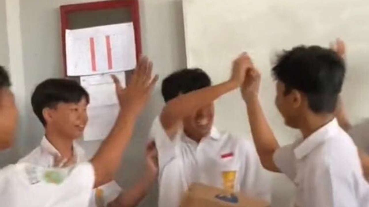 Viral Siswa SMP di Tasik Urunan Beli Sepatu untuk Temannya, Ridwan Kamil: Kapan Kita Ketemuan?