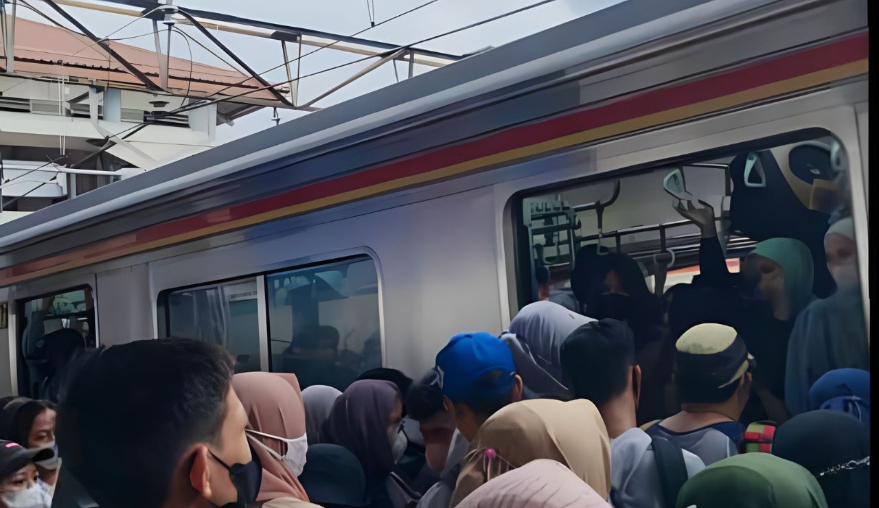 Sebut Chaos di Kereta Cuma Saat Lebaran, Evita Nursanty Jadi Bulan-bulanan Netizen