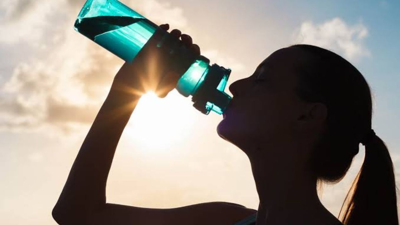 Terlalu Banyak Minum Air Putih Sama Bahayanya dengan Dehidrasi
