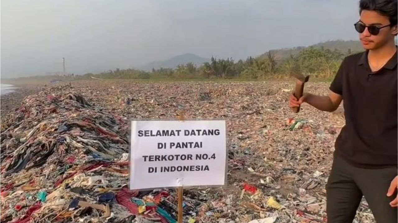 Pandawara Grup Ditolak Bersih-bersih Pantai Loji Karena Sebut Pantai Terkotor Ke-4 di Indonesia