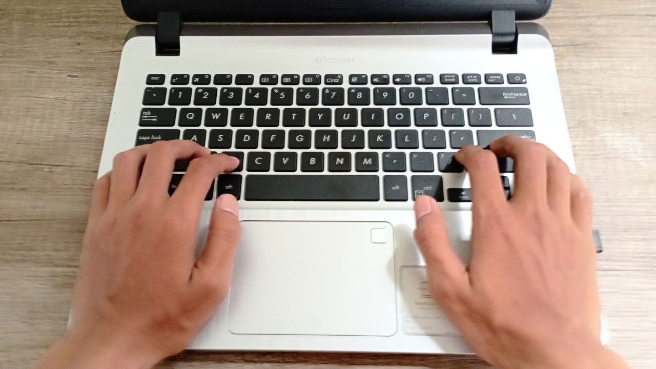 Hindari 5 Kebiasaan Sepele Ini Jika Tak Ingin Keyboard Laptop Kamu Cepat Rusak