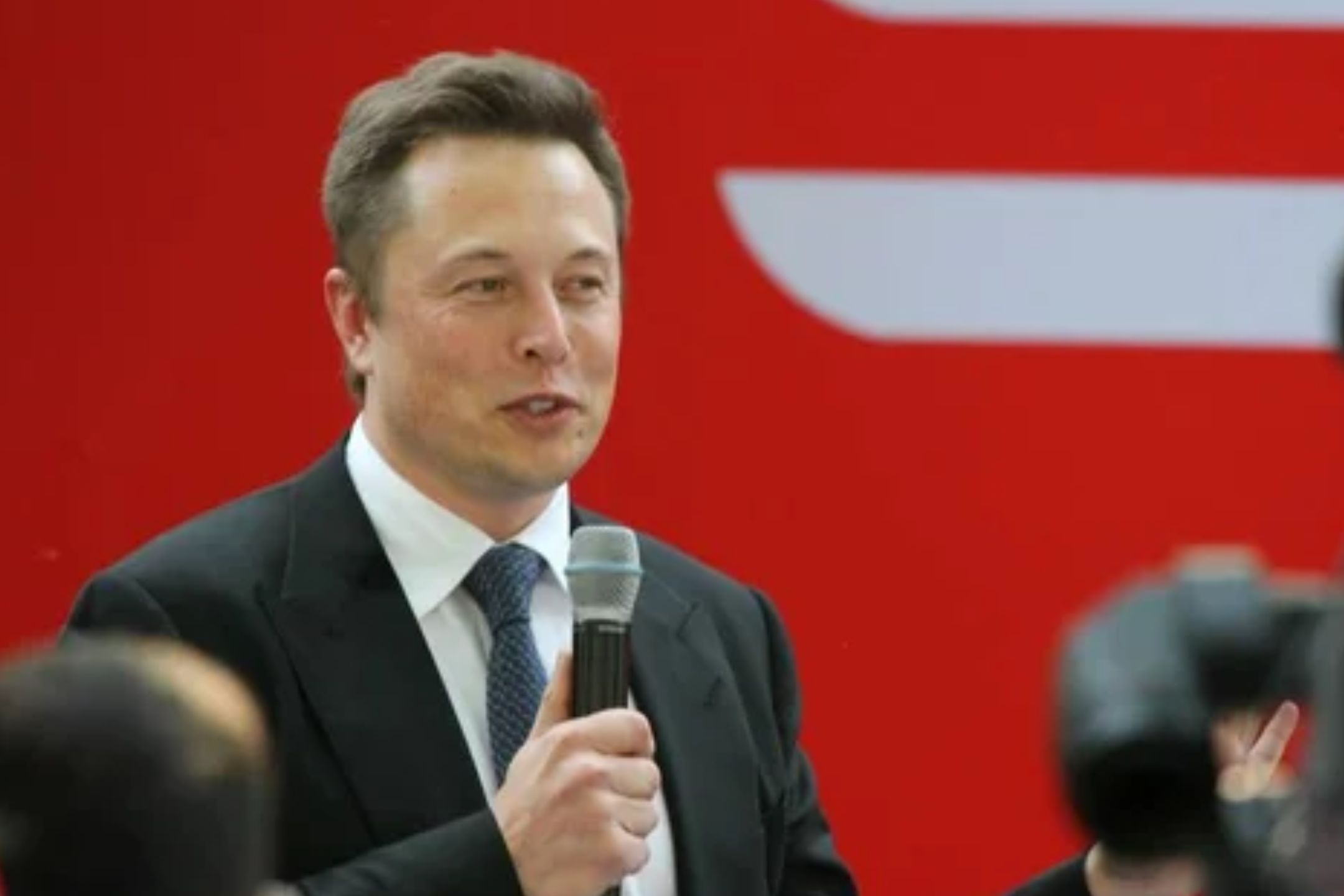 Elon Musk Sebut AI Akan Lebih Cerdas dari Manusia pada Tahun Depan