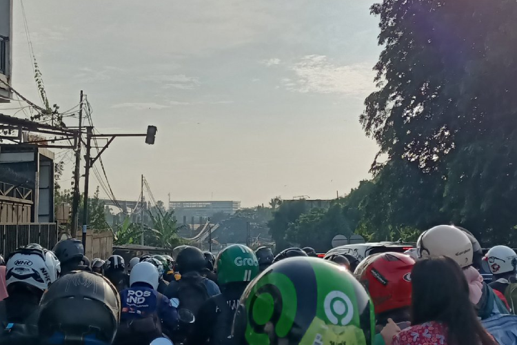 Macet Parah di Pondok Cabe Tangsel, Warga Keluhkan Proyek Galian