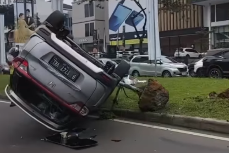 SUV Terguling di Gading Serpong, Netizen Sindir Pengendara “In a Rush”
