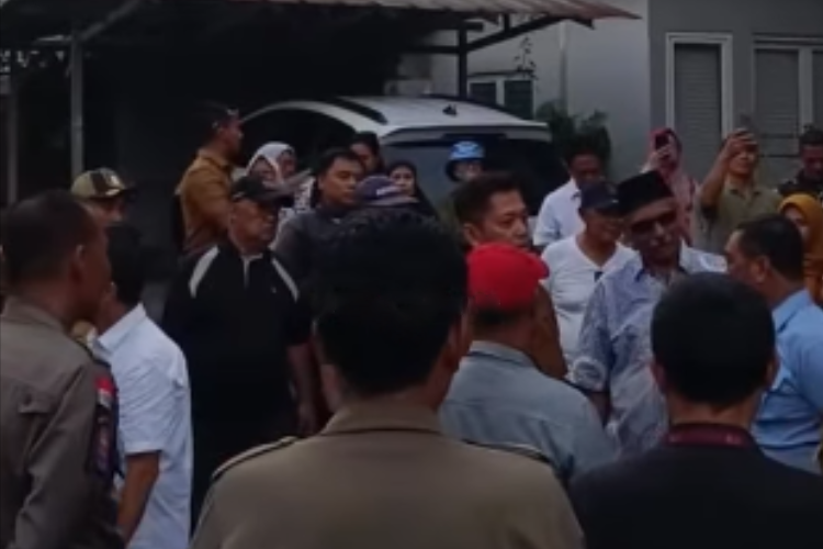 Aksi Warga Ciputat Tolak Akses Jalan Perumahan Balbo Estate Viral di Medsos
